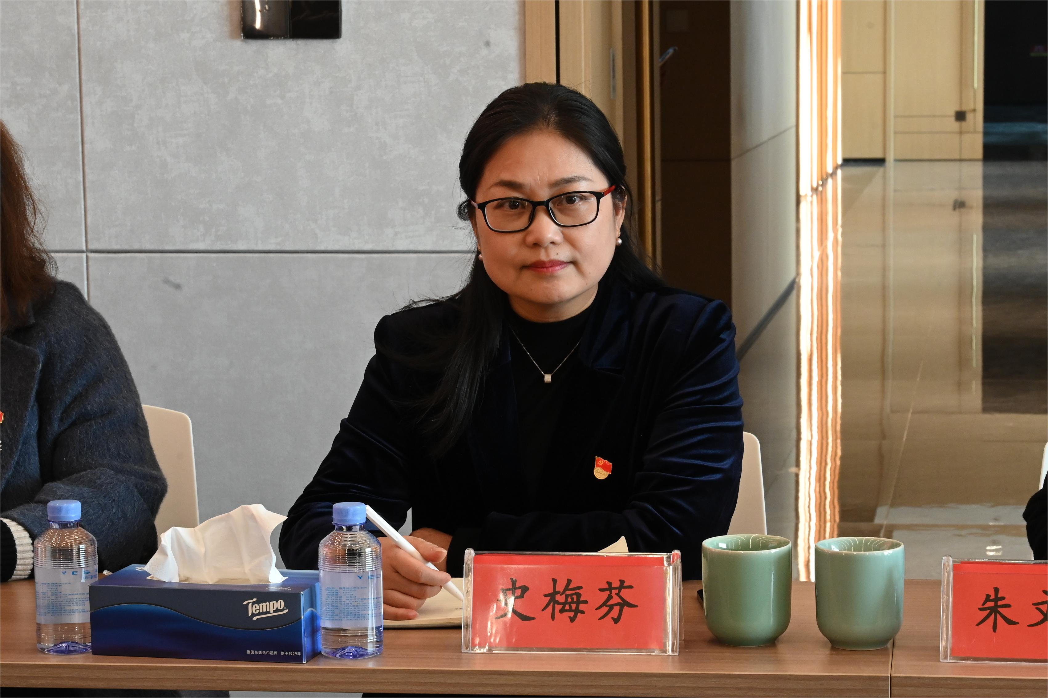 傲雪寒梅自芬芳，恒久绽放谱新章——记五彩堂股份采供部高级部长史梅芬